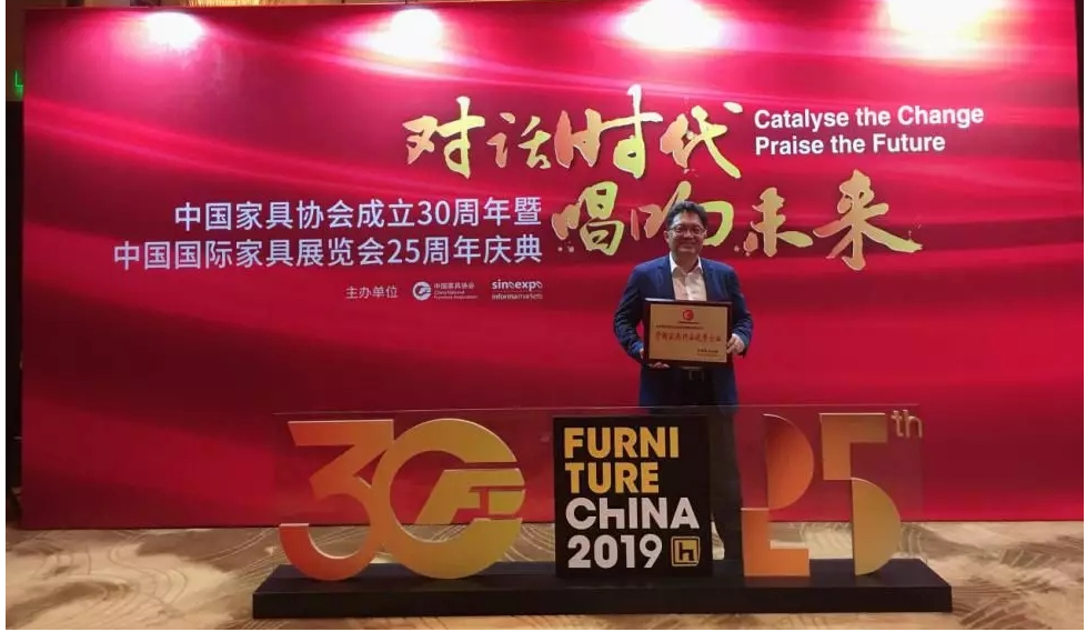 專(zhuān)業(yè)鑄就榮譽(yù)|熱烈祝賀中國(guó)魯班大學(xué)·國(guó)富縱橫榮獲中國(guó)家具行業(yè)優(yōu)秀企業(yè)榮譽(yù)獎(jiǎng)項(xiàng)